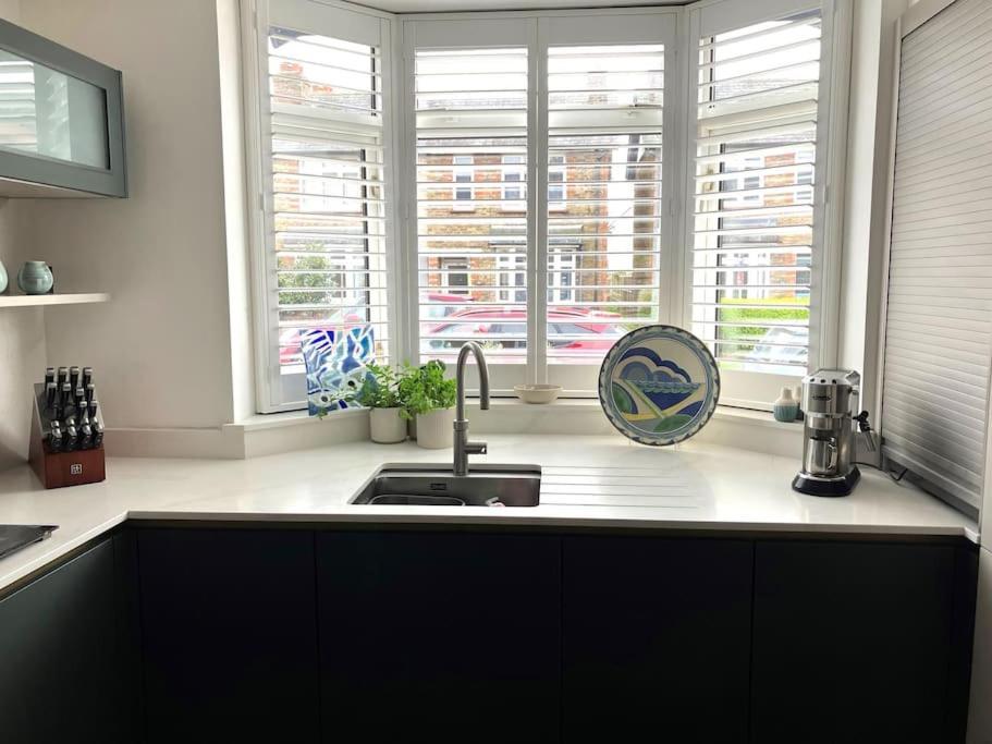 Our Beautifully Renovated Home 奇切斯特 外观 照片